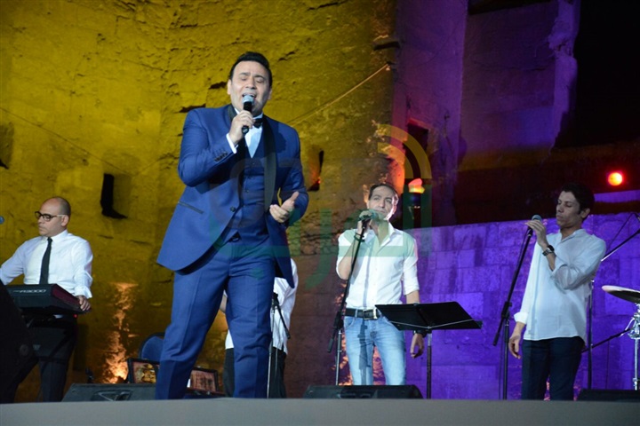 مجدي القاسم يشعل مسرح المحكى على انغام "مين هنا بدأ الهوا"