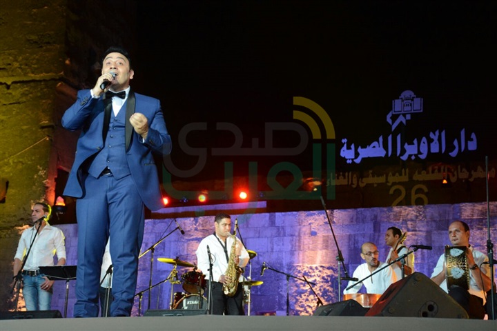 مجدي القاسم يشعل مسرح المحكى على انغام "مين هنا بدأ الهوا"