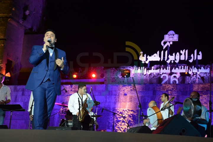 مجدي القاسم يشعل مسرح المحكى على انغام "مين هنا بدأ الهوا"