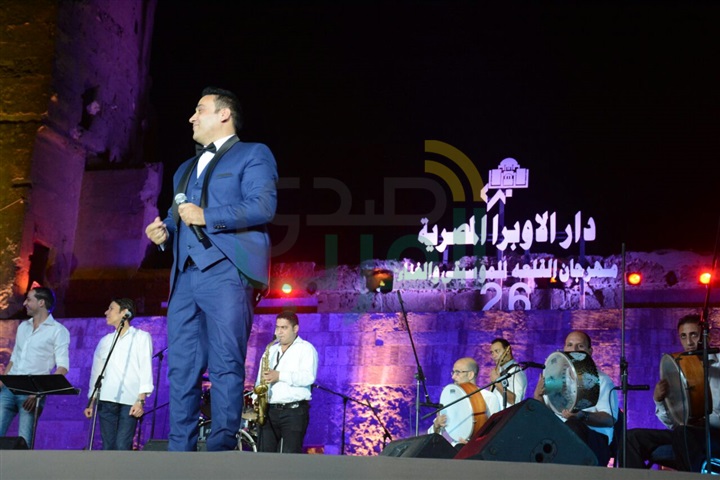 مجدي القاسم يشعل مسرح المحكى على انغام "مين هنا بدأ الهوا"