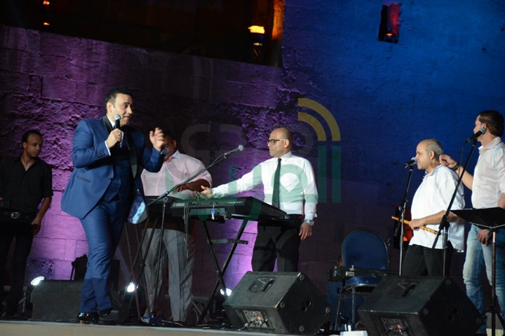 مجدي القاسم يشعل مسرح المحكى على انغام "مين هنا بدأ الهوا"