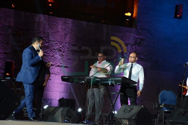 مجدي القاسم يشعل مسرح المحكى على انغام "مين هنا بدأ الهوا"