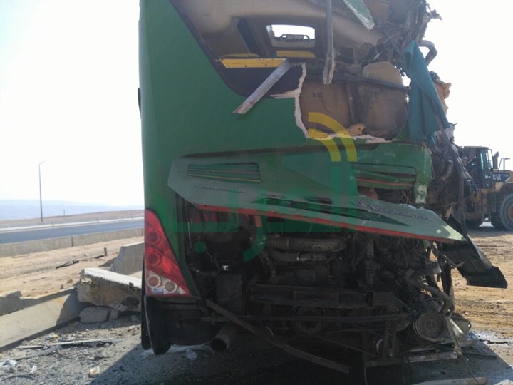 ننشر صور حادث تصادم أتوبيس بآخر بطريق العين السخنة 