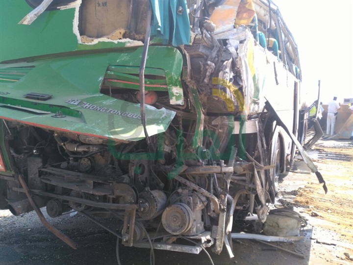 ننشر صور حادث تصادم أتوبيس بآخر بطريق العين السخنة 