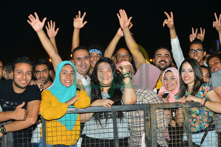 بالصور.. الآلاف يصطفون أمام خشبة مسرح جولف بورتو مارينا في إنتظار الهضبة بالصور.. الآلاف يصطفون أمام خشبة مسرح جولف بورتو مارينا في إنتظار الهضبة