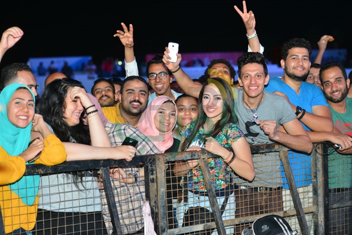 بالصور.. الآلاف يصطفون أمام خشبة مسرح جولف بورتو مارينا في إنتظار الهضبة بالصور.. الآلاف يصطفون أمام خشبة مسرح جولف بورتو مارينا في إنتظار الهضبة