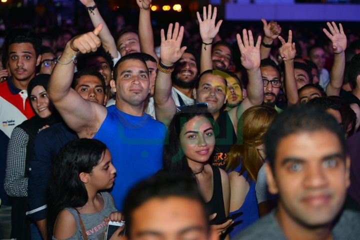 بالصور.. الآلاف يصطفون أمام خشبة مسرح جولف بورتو مارينا في إنتظار الهضبة بالصور.. الآلاف يصطفون أمام خشبة مسرح جولف بورتو مارينا في إنتظار الهضبة