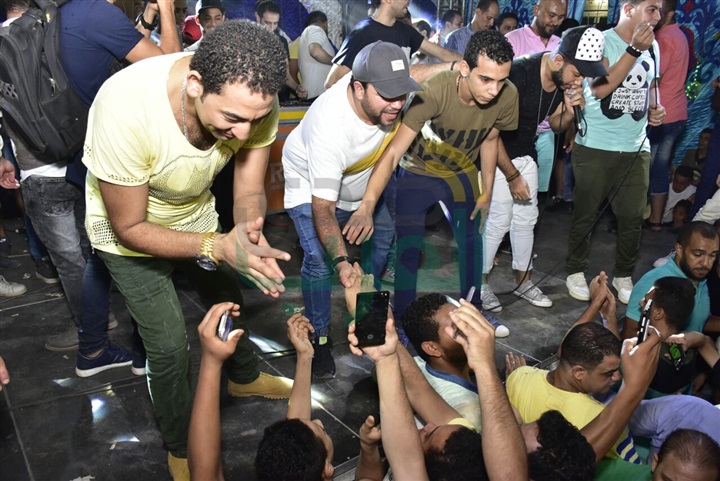 بالصور.. مصطفي خاطر يحتفل بزفافه وسط أهله وجمهوره بـ "الخصوص" بالصور.. مصطفي خاطر يحتفل بزفافه وسط أهله وجمهوره بـ "الخصوص"