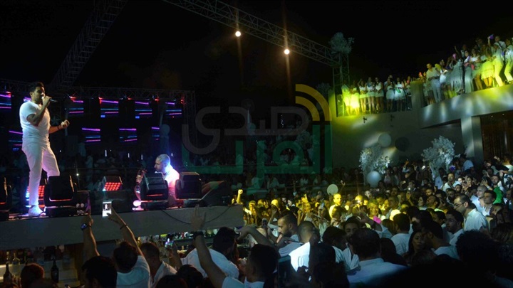 بالصور.. "حماقى" يشعل حفل "طبلة" فى الساحل الشمالى بـ"الأبيض فى أبيض" بالصور.. "حماقى" يشعل حفل "طبلة" فى الساحل الشمالى بـ"الأبيض فى أبيض"