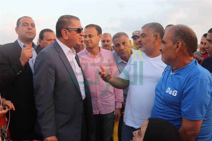 بالفيديو والصور.. محافظ كفر الشيخ يلتقي المصطافين على شواطئ بلطيم