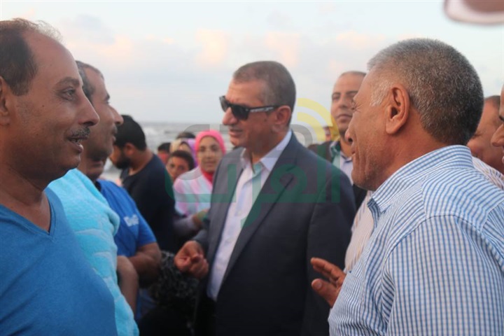 بالفيديو والصور.. محافظ كفر الشيخ يلتقي المصطافين على شواطئ بلطيم