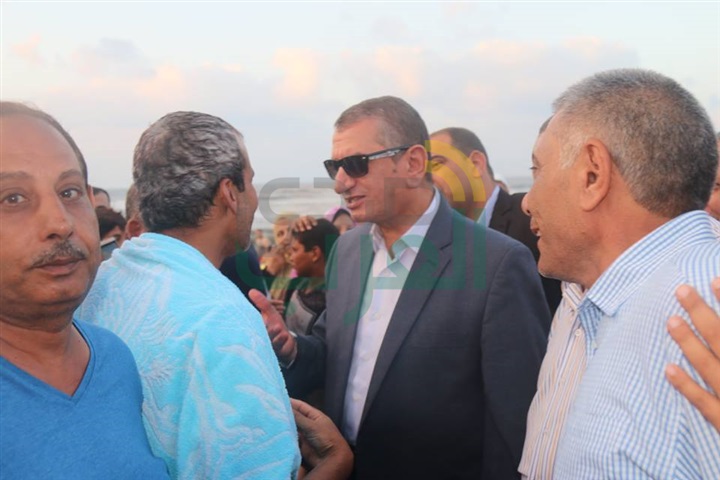 بالفيديو والصور.. محافظ كفر الشيخ يلتقي المصطافين على شواطئ بلطيم