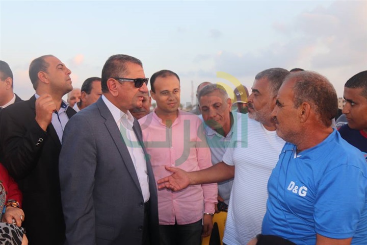بالفيديو والصور.. محافظ كفر الشيخ يلتقي المصطافين على شواطئ بلطيم