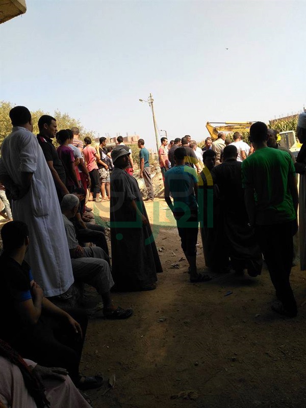 اعتراض أهالى قرية على مد خط صرف صحى ببنها