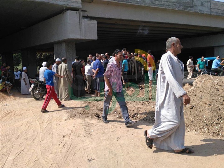 اعتراض أهالى قرية على مد خط صرف صحى ببنها