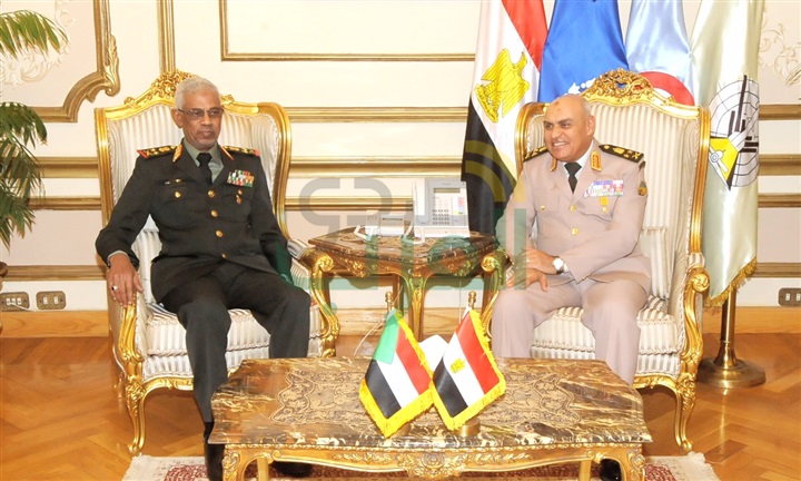  صدقي صبحي يستقبل وزير الدفاع الوطنى السودانى لبحث آخر المستجدات علي الساحتين المحلية والإقليمية
