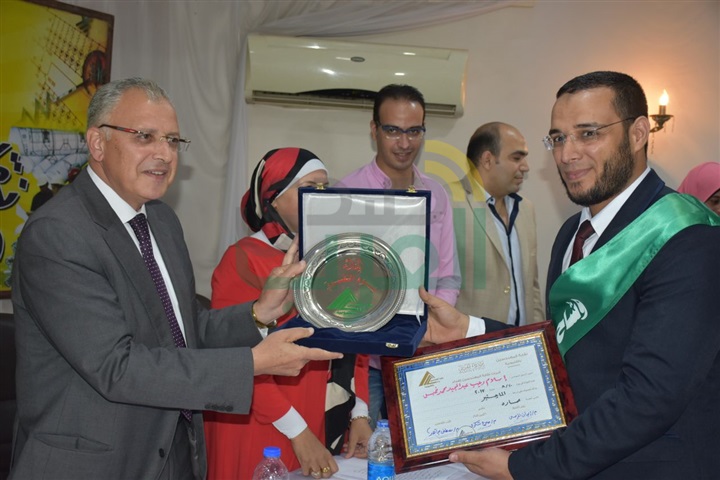 بالصور.. تكريم الطلبة الحاصلين على إمتياز بنقابة المهندسين ببنها 