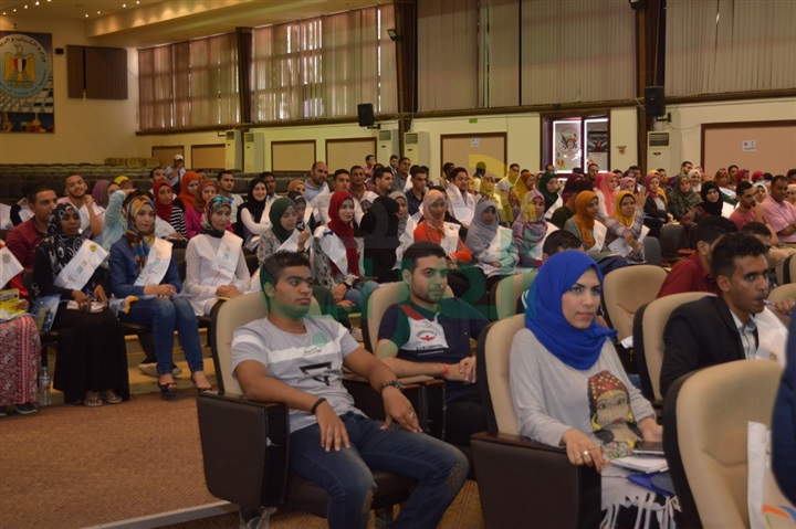 وسيم السيسي يحمل شعلة التاريخ لشباب ملتقي لنعبر جسرا