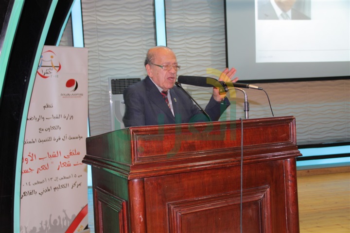 وسيم السيسي يحمل شعلة التاريخ لشباب ملتقي لنعبر جسرا