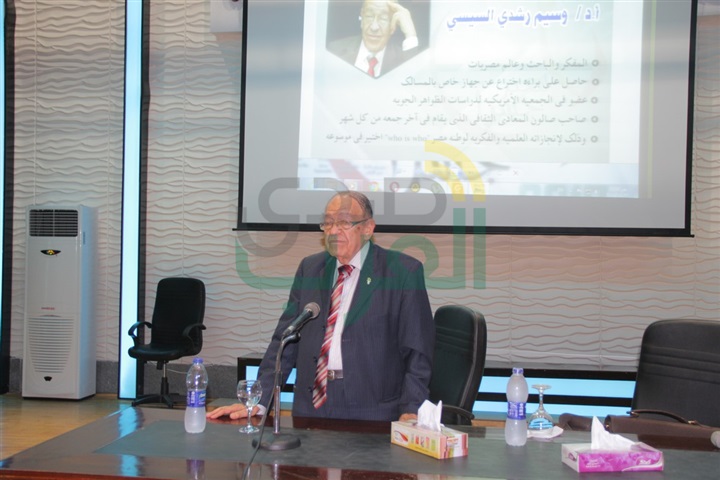 وسيم السيسي يحمل شعلة التاريخ لشباب ملتقي لنعبر جسرا