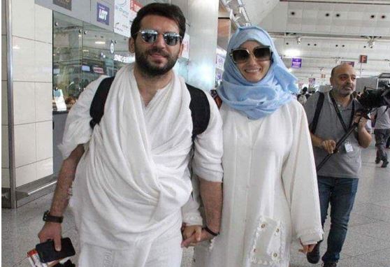بالصور.. مراد يلدريم وزوجته ملكة جمال المغرب في الحج