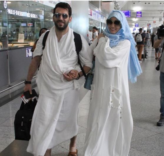 بالصور.. مراد يلدريم وزوجته ملكة جمال المغرب في الحج