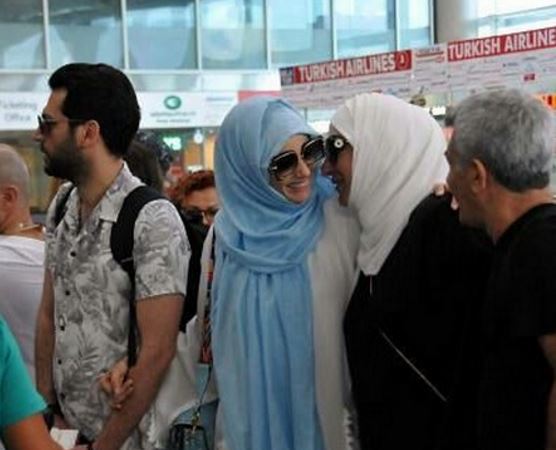 بالصور.. مراد يلدريم وزوجته ملكة جمال المغرب في الحج
