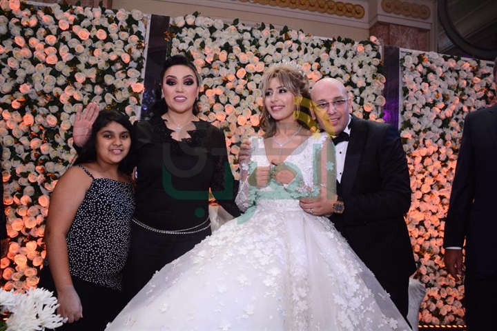 بالصور.. نجوم الغناء يتألقون في حفل زفاف المطربة جنات بالصور.. نجوم الغناء يتألقون في حفل زفاف المطربة جنات