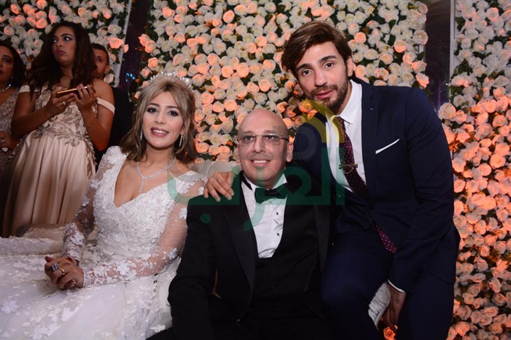 بالصور.. نجوم الغناء يتألقون في حفل زفاف المطربة جنات بالصور.. نجوم الغناء يتألقون في حفل زفاف المطربة جنات