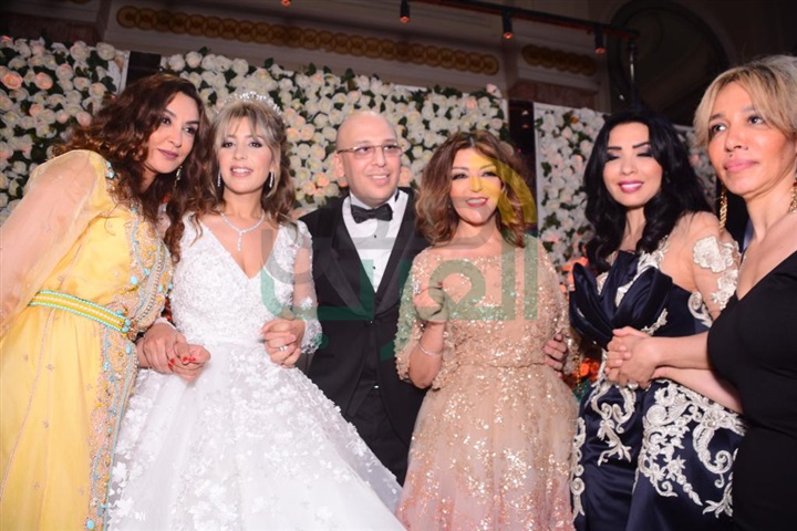 بالصور.. نجوم الغناء يتألقون في حفل زفاف المطربة جنات بالصور.. نجوم الغناء يتألقون في حفل زفاف المطربة جنات