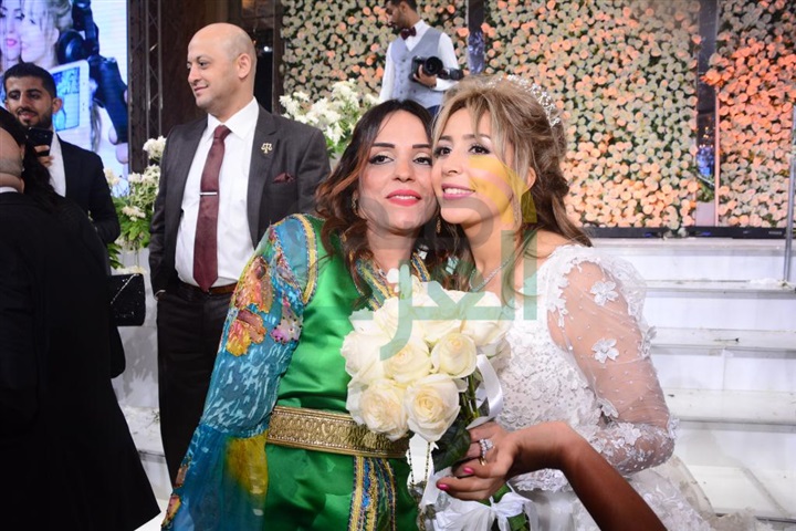 بالصور.. نجوم الغناء يتألقون في حفل زفاف المطربة جنات بالصور.. نجوم الغناء يتألقون في حفل زفاف المطربة جنات