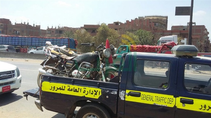 بالصور.. حملات مكبرة لتطهير الطرق من الاشغالات والمخالفات المرورية