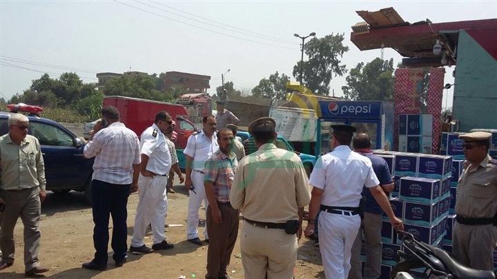 بالصور.. حملات مكبرة لتطهير الطرق من الاشغالات والمخالفات المرورية