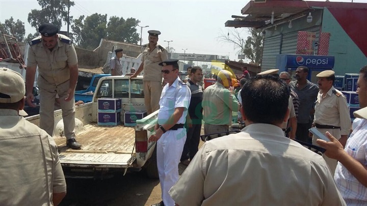 بالصور.. حملات مكبرة لتطهير الطرق من الاشغالات والمخالفات المرورية