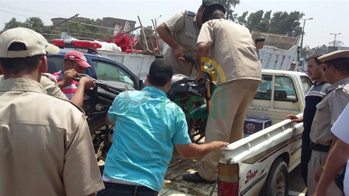 بالصور.. حملات مكبرة لتطهير الطرق من الاشغالات والمخالفات المرورية