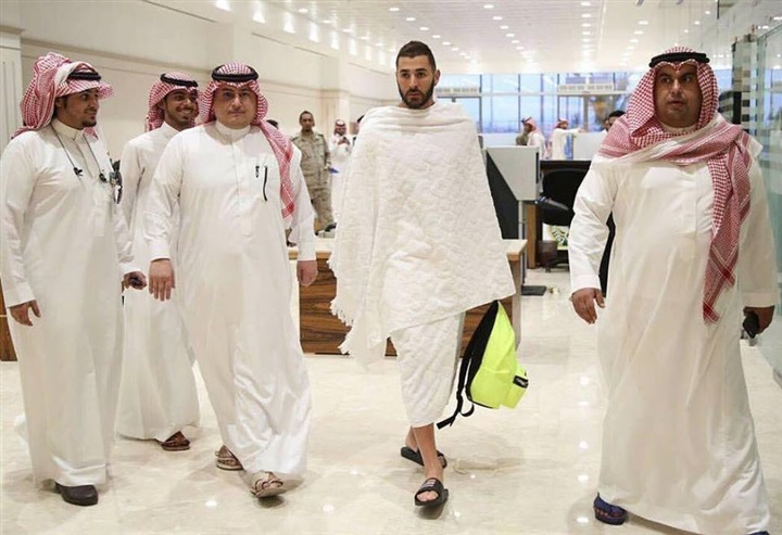 شاهد.. كريم بنزيمة بملابس الإحرام بمكة شاهد.. كريم بنزيمة بملابس الإحرام بمكة