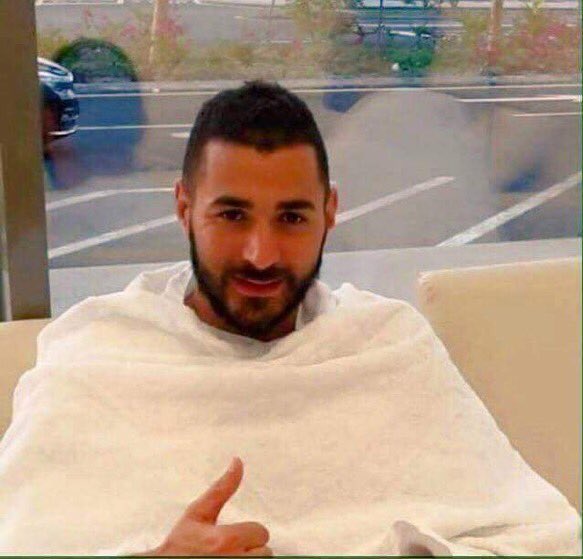 شاهد.. كريم بنزيمة بملابس الإحرام بمكة شاهد.. كريم بنزيمة بملابس الإحرام بمكة