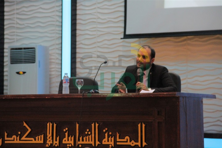 عضو المجلس الرئاسي يحاضر شباب ملتقي لنعبر جسرا بالاسكندرية