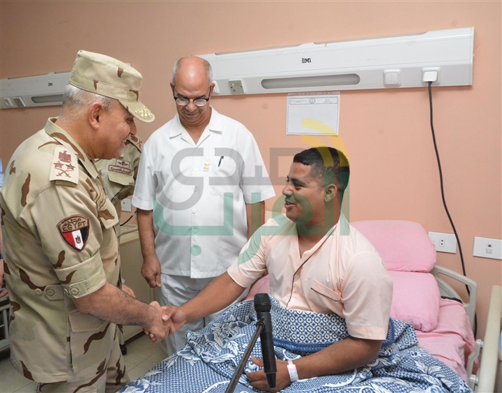 وزير الدفاع والانتاج الحربى يزور أبطال القوات المسلحة المصابين بالمستشفيات العسكرية