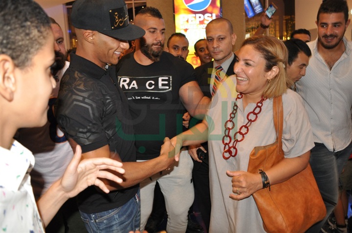 بالصور.. محمد رمضان يشاهد الكنز وسط جمهوره بـ"سينما مول مصر" بالصور.. محمد رمضان يشاهد الكنز وسط جمهوره بـ"سينما مول مصر"