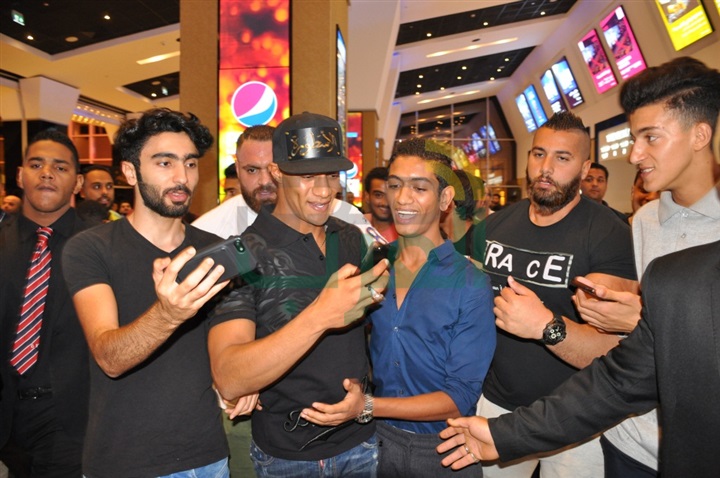 بالصور.. محمد رمضان يشاهد الكنز وسط جمهوره بـ"سينما مول مصر" بالصور.. محمد رمضان يشاهد الكنز وسط جمهوره بـ"سينما مول مصر"