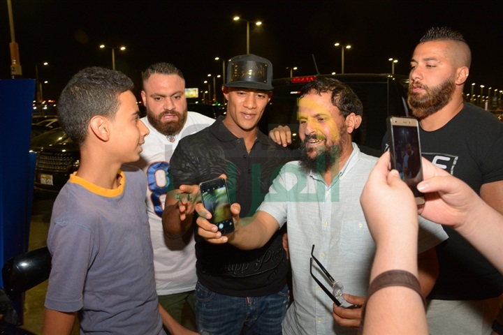 بالصور.. محمد رمضان يشاهد الكنز وسط جمهوره بـ"سينما مول مصر" بالصور.. محمد رمضان يشاهد الكنز وسط جمهوره بـ"سينما مول مصر"