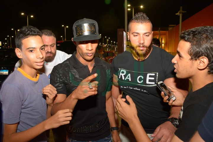 بالصور.. محمد رمضان يشاهد الكنز وسط جمهوره بـ"سينما مول مصر" بالصور.. محمد رمضان يشاهد الكنز وسط جمهوره بـ"سينما مول مصر"