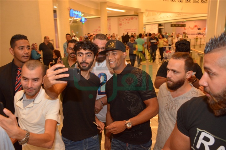 بالصور.. محمد رمضان يشاهد الكنز وسط جمهوره بـ"سينما مول مصر" بالصور.. محمد رمضان يشاهد الكنز وسط جمهوره بـ"سينما مول مصر"