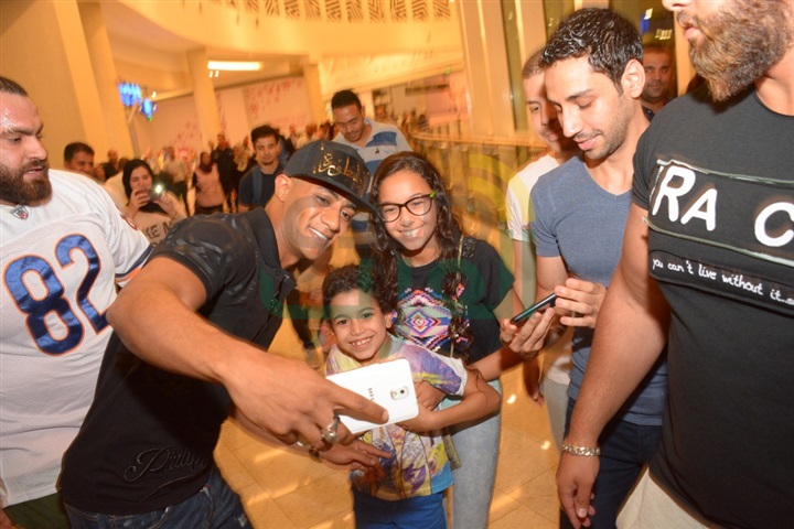 بالصور.. محمد رمضان يشاهد الكنز وسط جمهوره بـ"سينما مول مصر" بالصور.. محمد رمضان يشاهد الكنز وسط جمهوره بـ"سينما مول مصر"