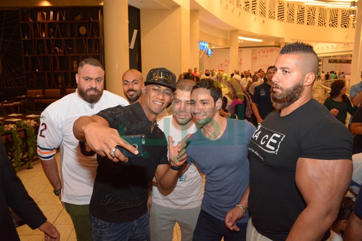 بالصور.. محمد رمضان يشاهد الكنز وسط جمهوره بـ"سينما مول مصر" بالصور.. محمد رمضان يشاهد الكنز وسط جمهوره بـ"سينما مول مصر"