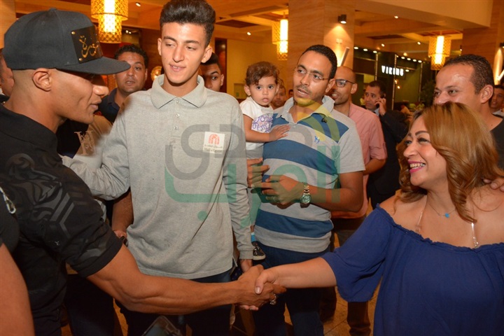 بالصور.. محمد رمضان يشاهد الكنز وسط جمهوره بـ"سينما مول مصر" بالصور.. محمد رمضان يشاهد الكنز وسط جمهوره بـ"سينما مول مصر"