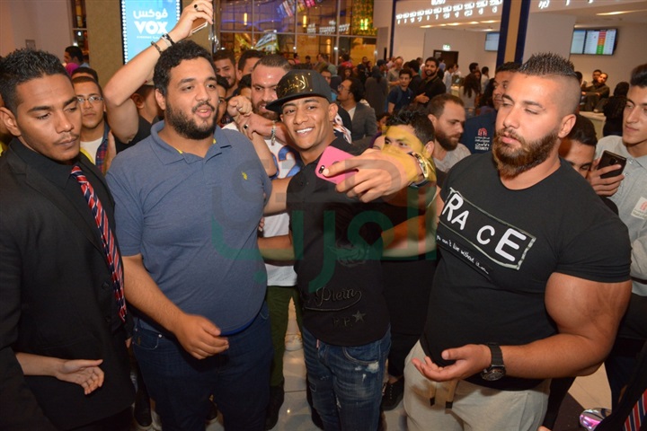 بالصور.. محمد رمضان يشاهد الكنز وسط جمهوره بـ"سينما مول مصر" بالصور.. محمد رمضان يشاهد الكنز وسط جمهوره بـ"سينما مول مصر"