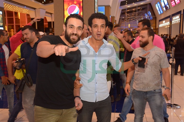 بالصور.. محمد رمضان يشاهد الكنز وسط جمهوره بـ"سينما مول مصر" بالصور.. محمد رمضان يشاهد الكنز وسط جمهوره بـ"سينما مول مصر"