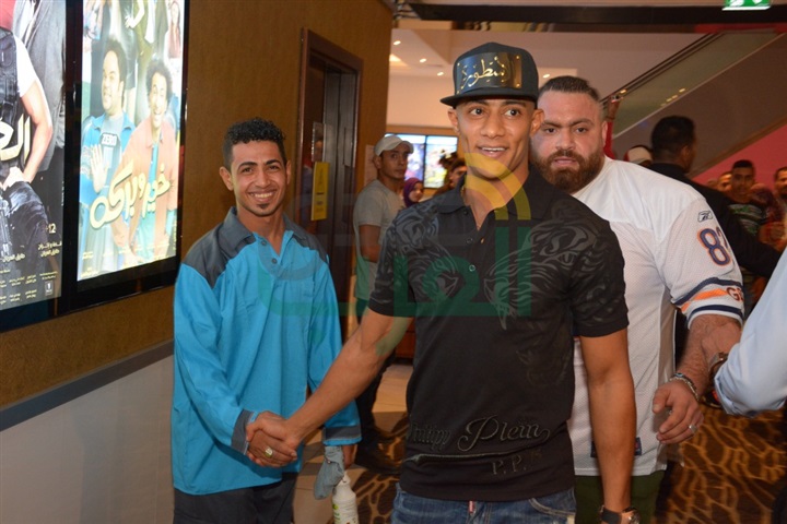 بالصور.. محمد رمضان يشاهد الكنز وسط جمهوره بـ"سينما مول مصر" بالصور.. محمد رمضان يشاهد الكنز وسط جمهوره بـ"سينما مول مصر"